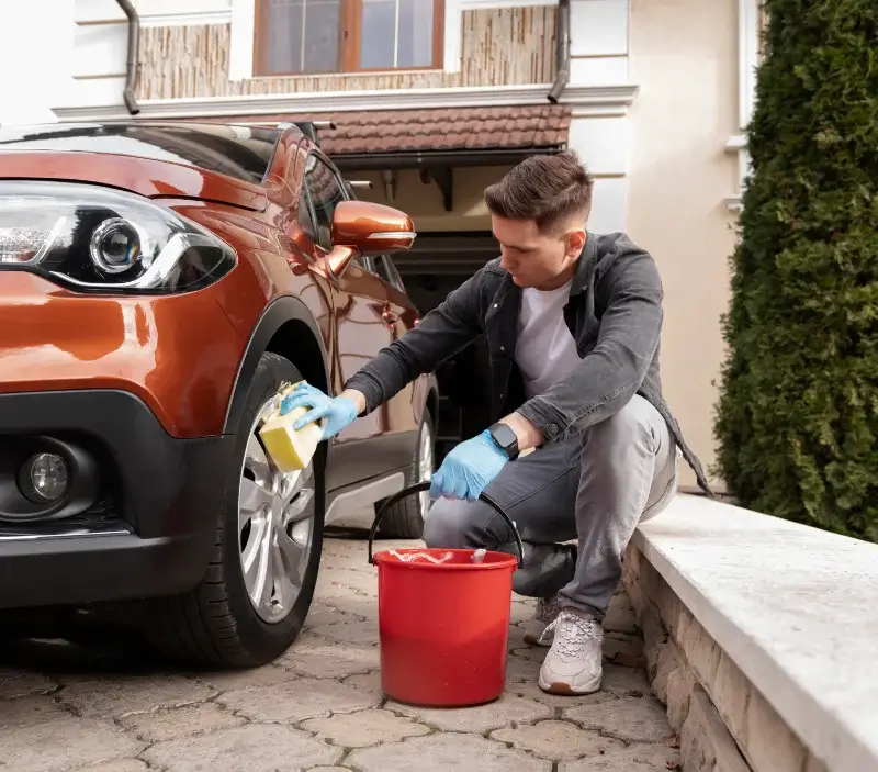 Lavage auto à domicile Dangé-Saint-Romain : professionnel intervenant sur un véhicule
